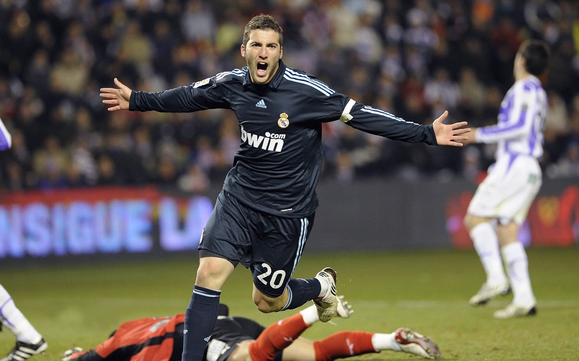 Hernandez 防守硬度赢得教练赞赏